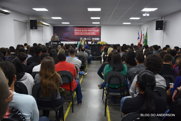 FAINOR : Ciclo de Debates reflete sobre cenário político do Brasil