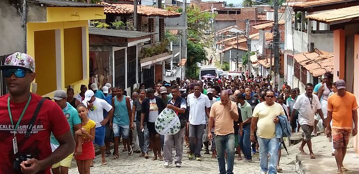 Comércio fecha as portas e multidão acompanha enterro de bebê morto em naufrágio