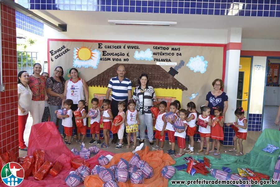 Prefeitura em parceria com o comércio fez a alegria da criançada com entrega de presentes