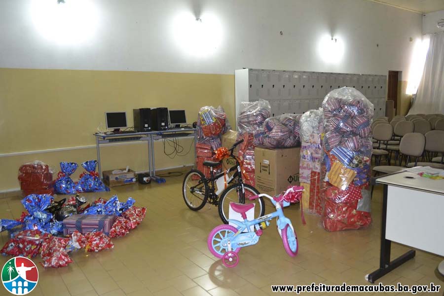 Prefeitura em parceria com o comércio fez a alegria da criançada com entrega de presentes