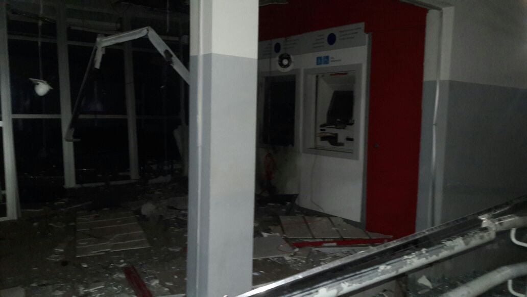 Bando ataca banco em Piatã; caixas foram explodidos e parte da agência ficou destruída