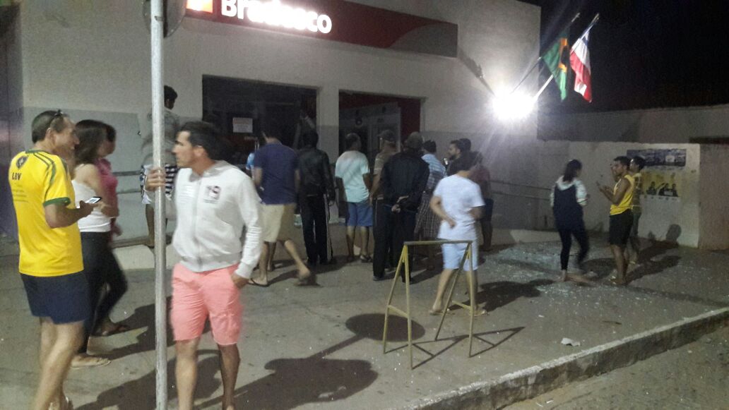 Bando ataca banco em Piatã; caixas foram explodidos e parte da agência ficou destruída