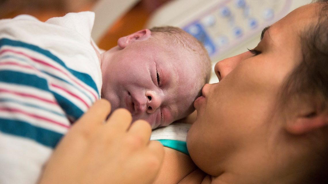 Mulher tem parto ‘apressado’ de 6º filho em corredor de hospital nos EUA