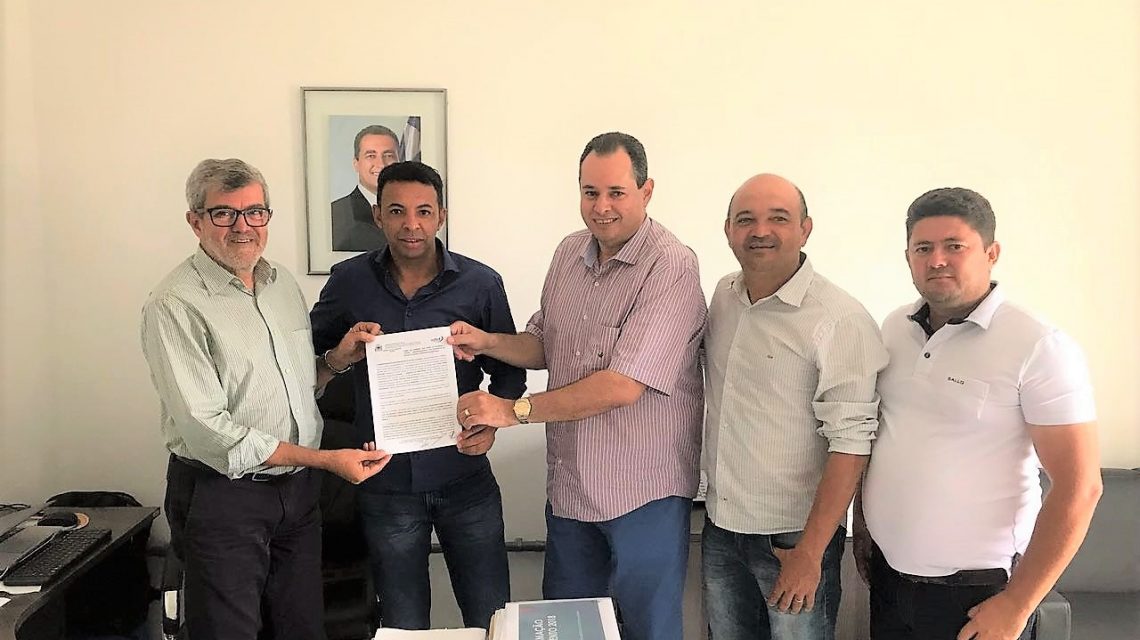 CONVÊNIO firmado entre a PREFEITURA DE IBIPITANGA e a SUDESB garante ILUMINAÇÃO e GRAMADO no Estádio Municipal.