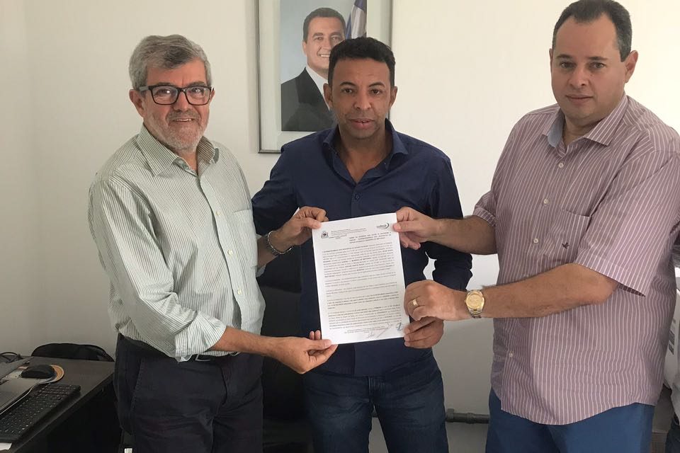 CONVÊNIO firmado entre a PREFEITURA DE IBIPITANGA e a SUDESB garante ILUMINAÇÃO e GRAMADO no Estádio Municipal.