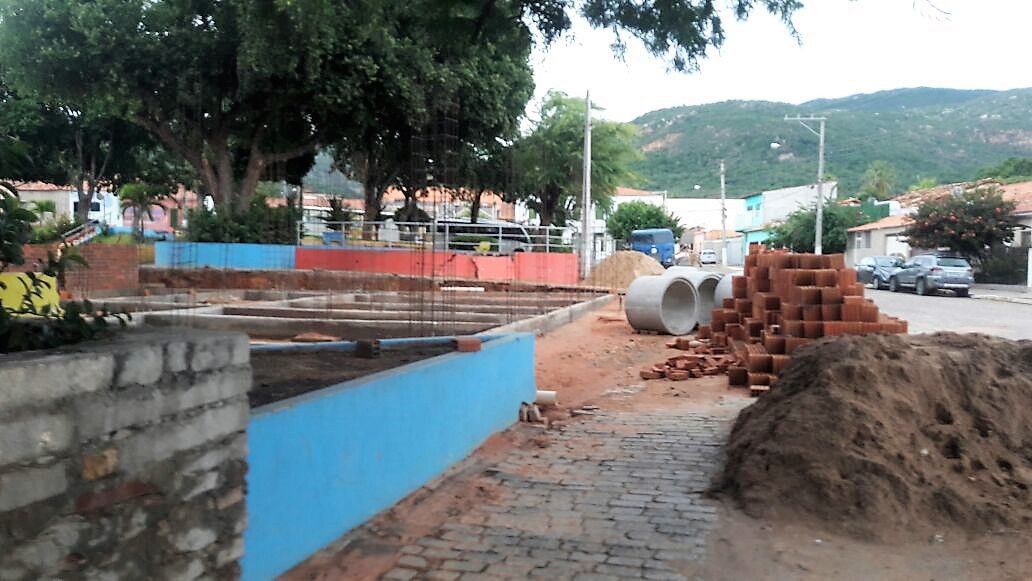 Moradora de Oliveira dos Brejinhos Processa a Prefeitura e pede embargo de obra na Praça alegando ausência de projeto sanitário e impacto ambiental