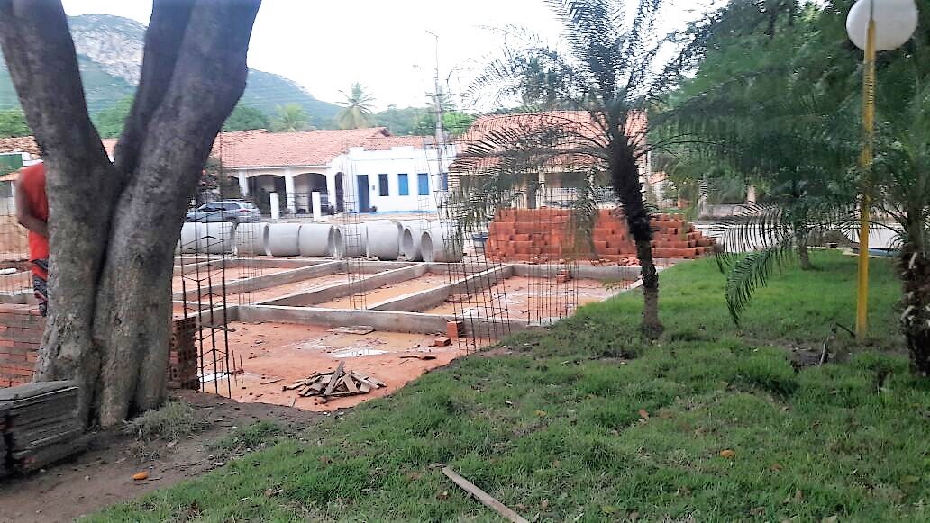 Moradora de Oliveira dos Brejinhos Processa a Prefeitura e pede embargo de obra na Praça alegando ausência de projeto sanitário e impacto ambiental