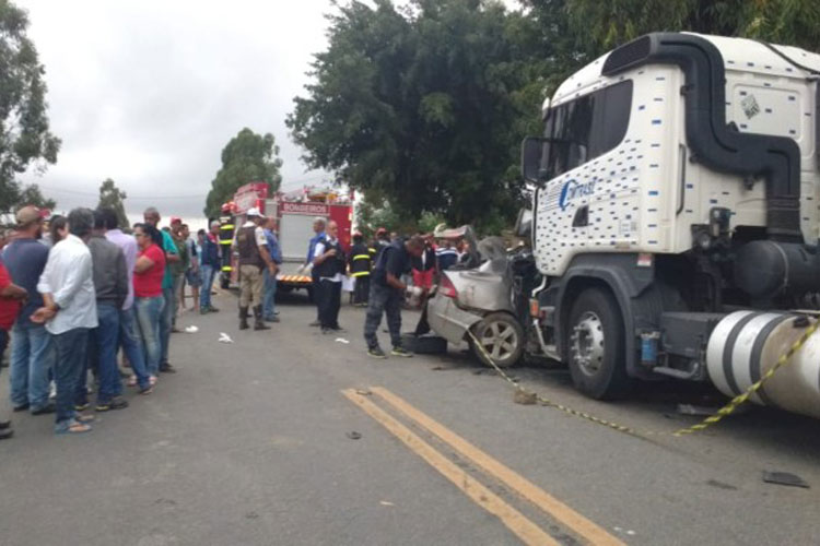 Jovem morre no entroncamento de Jaguaquara ao bater carro com carreta de Brumado