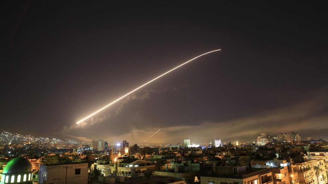 Estados Unidos, Reino Unido e França lançam ataque contra a Síria em resposta a suposto uso de armas químicas
