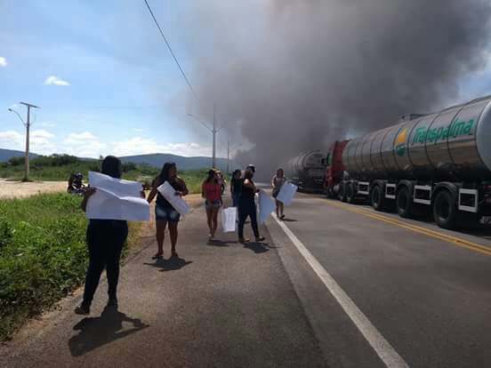 MANIFESTAÇÃO EM IBITIARA – Populares bloquearam a BR 242 em protesto ao fechamento do Hospital Padre Aldo