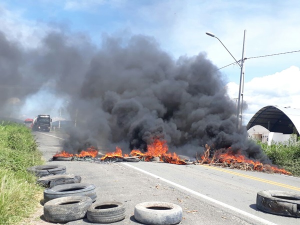 MANIFESTAÇÃO EM IBITIARA – Populares bloquearam a BR 242 em protesto ao fechamento do Hospital Padre Aldo