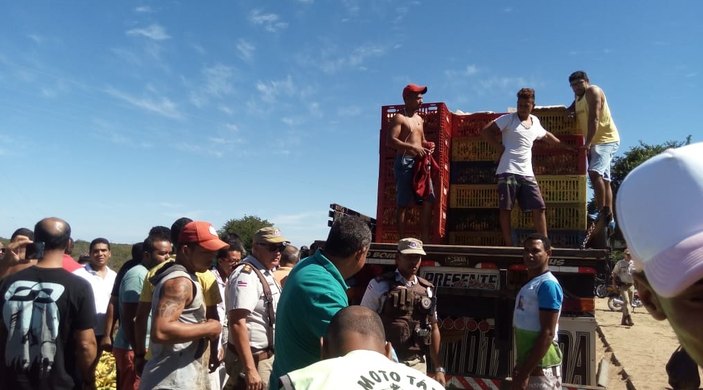 Revoltados com os prejuízos, produtores de Bom Jesus da Lapa fazem protestos na entrada da cidade