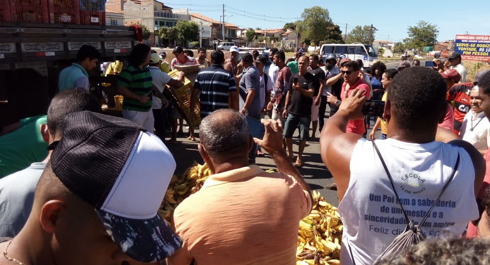 Revoltados com os prejuízos, produtores de Bom Jesus da Lapa fazem protestos na entrada da cidade