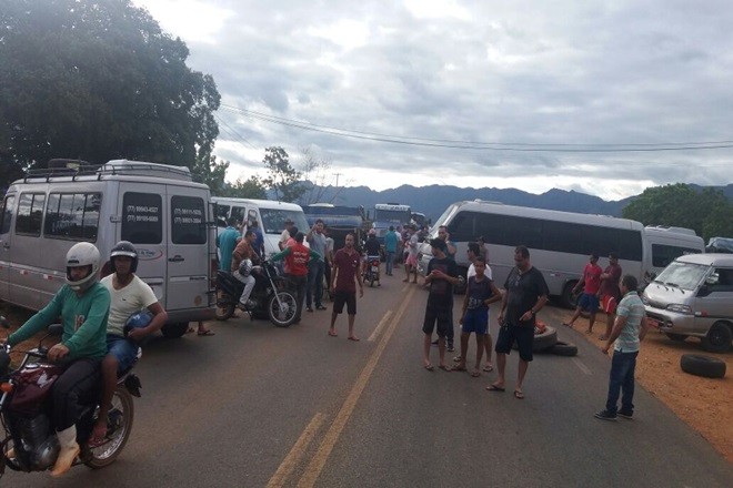 Manifestantes bloqueiam rodovia BA-148, motoristas tentam furar bloqueio e são detidos em Livramento