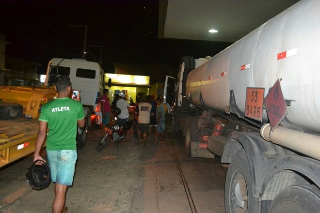 Manifestantes bloqueiam rodovia BA-148, motoristas tentam furar bloqueio e são detidos em Livramento