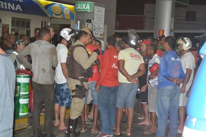 Manifestantes bloqueiam rodovia BA-148, motoristas tentam furar bloqueio e são detidos em Livramento