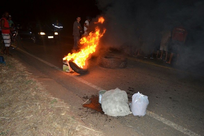 Manifestantes bloqueiam rodovia BA-148, motoristas tentam furar bloqueio e são detidos em Livramento