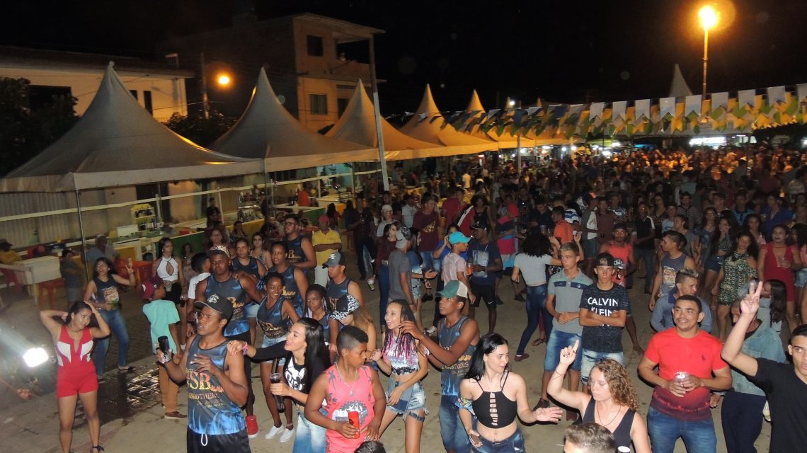 Prefeitura de CATURAMA realizou o tradicional SÃO JOÃO ANTECIPADO de FEIRA NOVA
