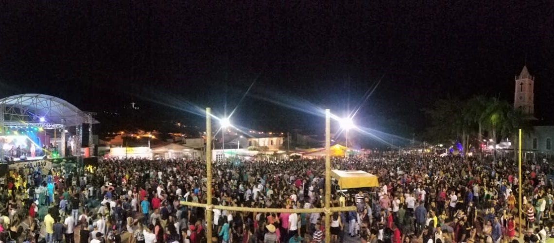Multidão presente na abertura oficial do São João de Macaúbas vibrou com atrações
