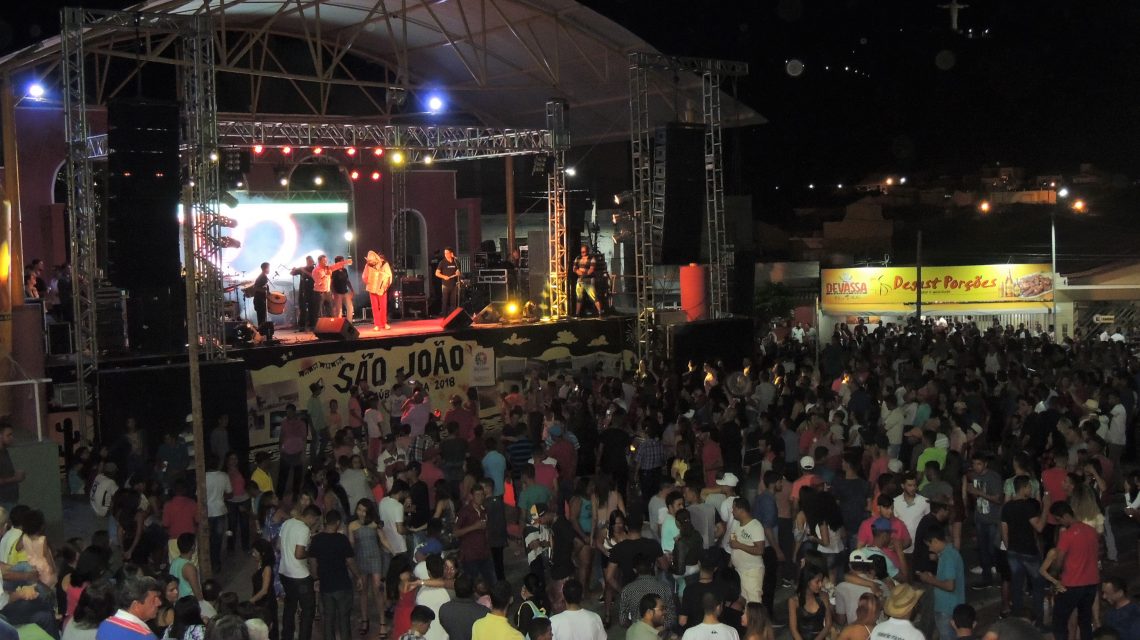 Multidão presente na abertura oficial do São João de Macaúbas vibrou com atrações
