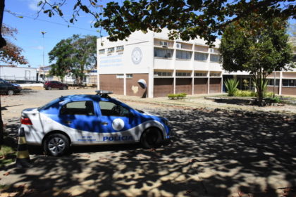 Dois adolescentes são mortos a tiros e outros dois baleados em frente a escola em Vitória da Conquista