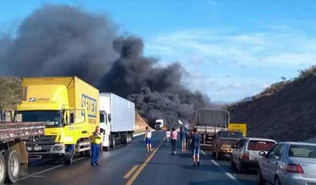 Engavetamento de 11 veículos no norte de Minas deixa 8 mortos e 64 feridos