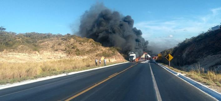 Engavetamento de 11 veículos no norte de Minas deixa 8 mortos e 64 feridos