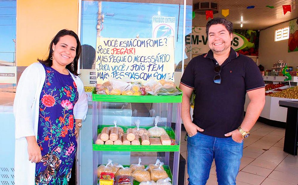 ‘Você tem fome? Pode pegar’: casal cria prateleira de alimentos para pessoas carentes