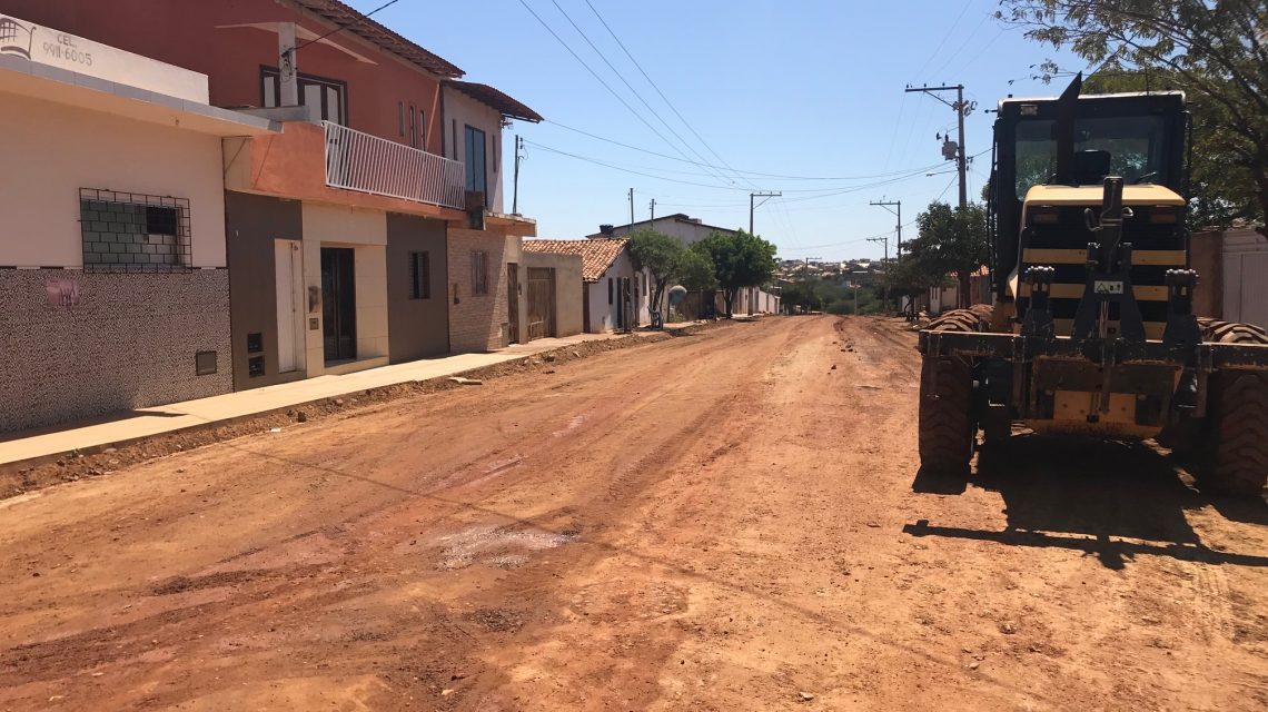Após denúncia do jornal O Eco, prefeitura de Paramirim inicia recuperação de rua no Bairro Mãe Izabel
