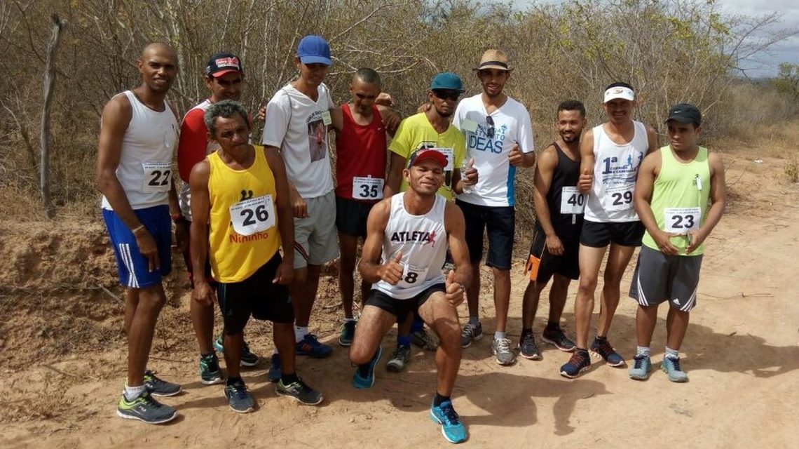 Lixeiro cria legião de atletas no sertão da Bahia ao investir do próprio bolso em corridas de rua