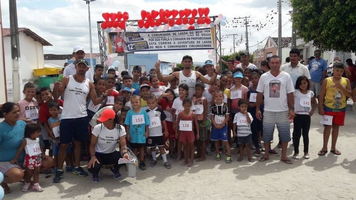 Lixeiro cria legião de atletas no sertão da Bahia ao investir do próprio bolso em corridas de rua