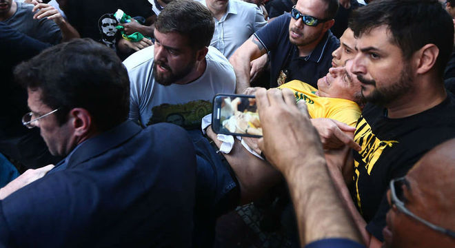 Internação de Bolsonaro deve durar pelo menos uma semana, diz médico