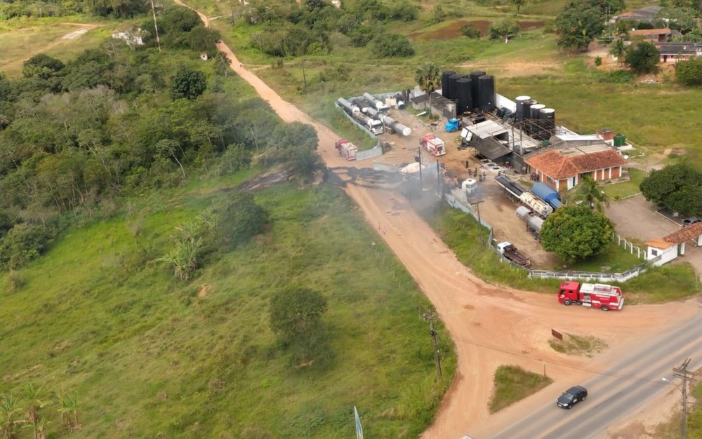 Motorista tem mais de 90% do corpo queimado em incêndio de carreta carregada de óleo na Bahia