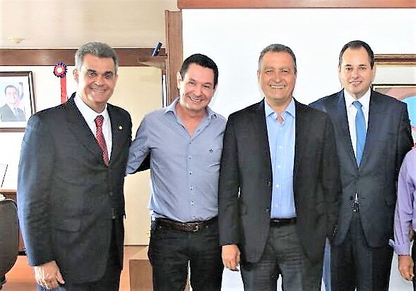 Grupo do ex-prefeito Dr. Júlio marcha com a chapa de Rui Costa, Nelson Leal e Sérgio Brito