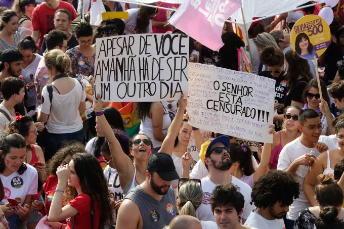 PROTESTOS contra BOLSONARO reúnem MILHARES no BRASIL e no EXTERIOR