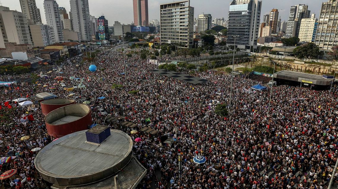 PROTESTOS contra BOLSONARO reúnem MILHARES no BRASIL e no EXTERIOR