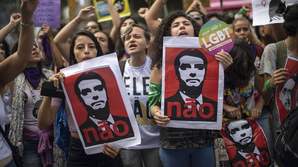 PROTESTOS contra BOLSONARO reúnem MILHARES no BRASIL e no EXTERIOR