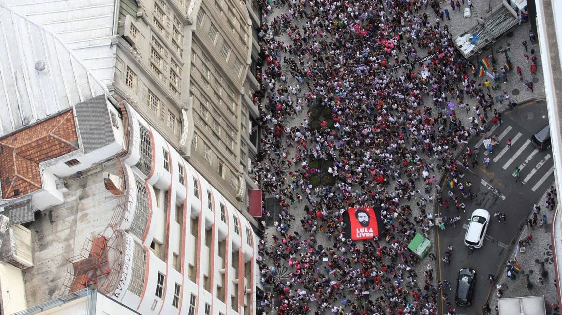 PROTESTOS contra BOLSONARO reúnem MILHARES no BRASIL e no EXTERIOR