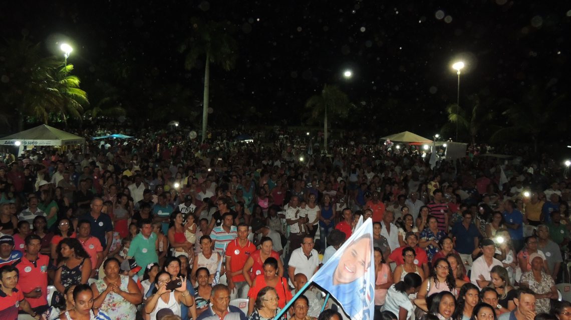 Ex-prefeito Dr. Júlio reuniu multidão na apresentação dos seus candidatos
