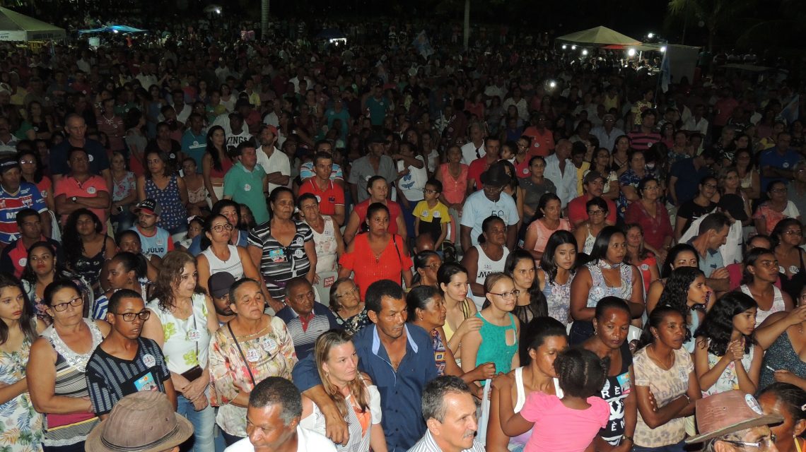 Ex-prefeito Dr. Júlio reuniu multidão na apresentação dos seus candidatos