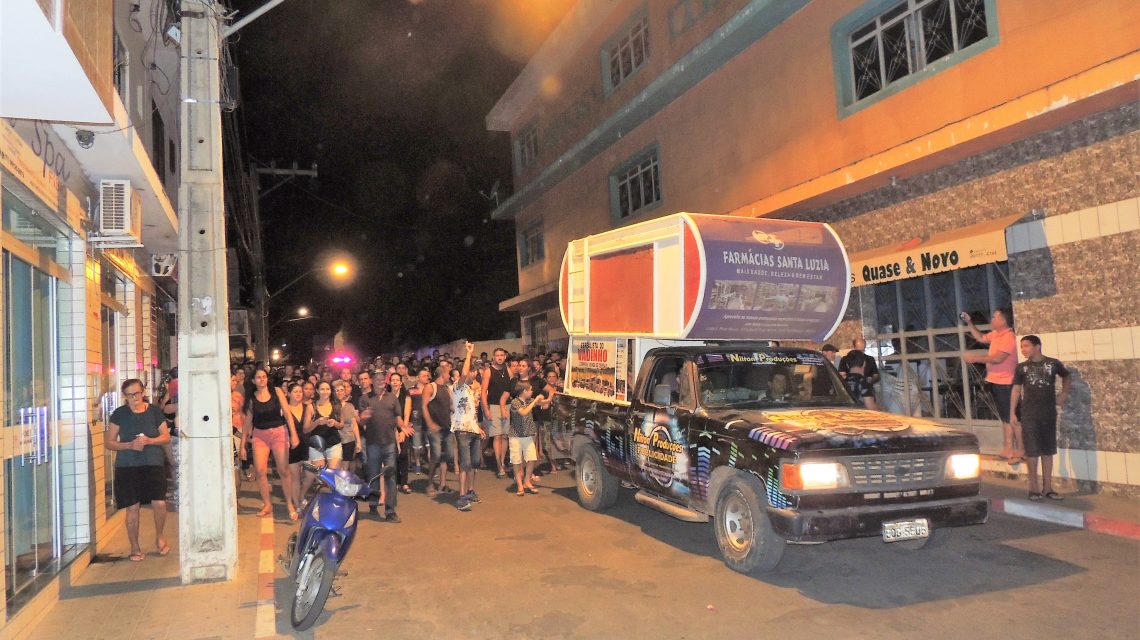 INDIGNADA, população de IBIPITANGA realizou ato de PROTESTO pela manutenção dos EMPREGOS