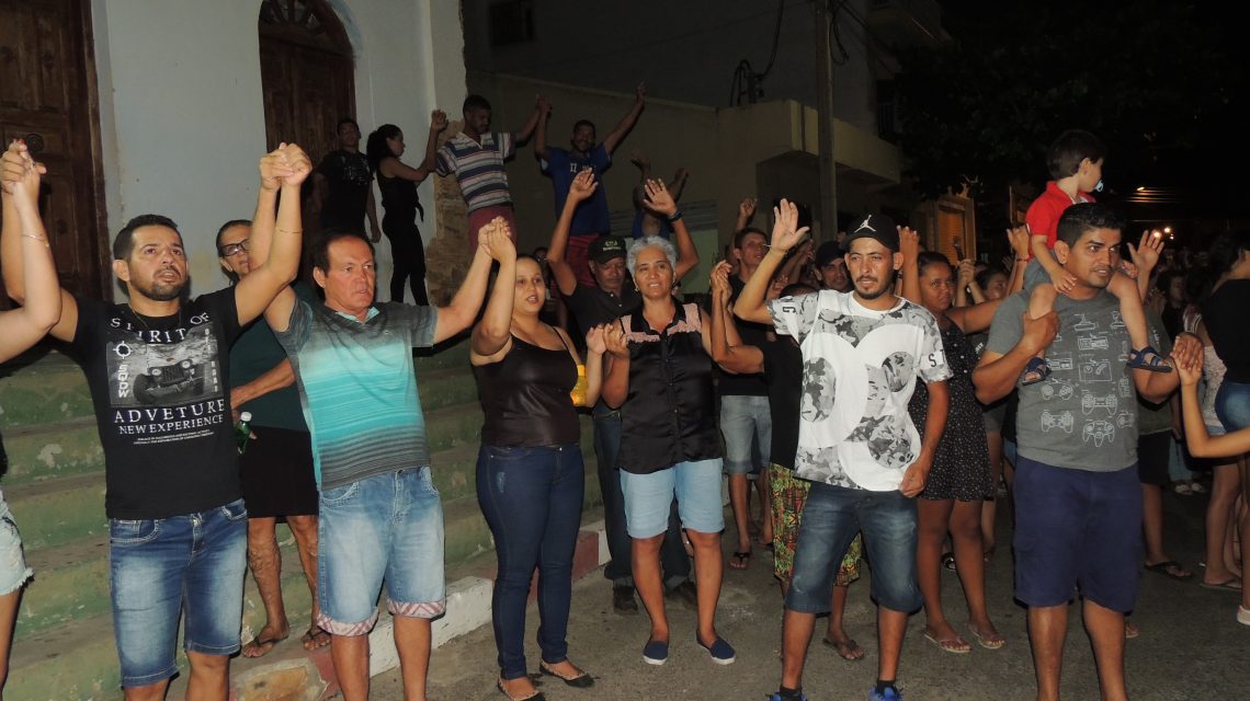 INDIGNADA, população de IBIPITANGA realizou ato de PROTESTO pela manutenção dos EMPREGOS