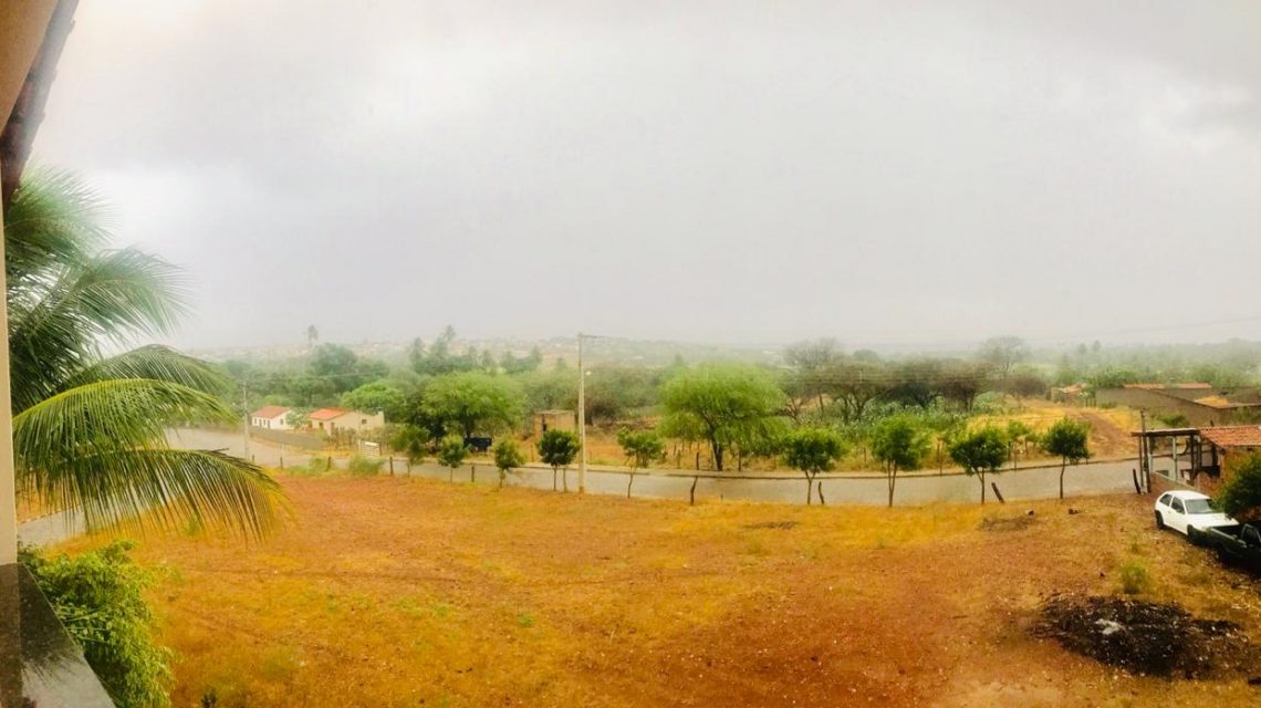 Vale do Paramirim comemora volta da chuva após muita apreensão com iminente escassez