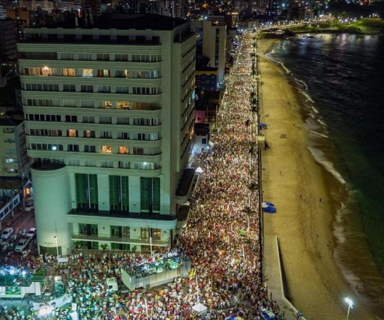 Multidão vai às ruas para apoiar Haddad em Salvador