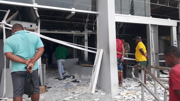 Bando explodiu bancos e tocou terror em Castro Alves