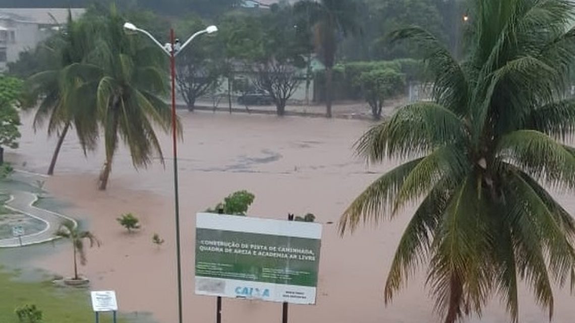 Chuva forte em Correntina faz ceder asfalto da BR-349 e causa estragos na cidade