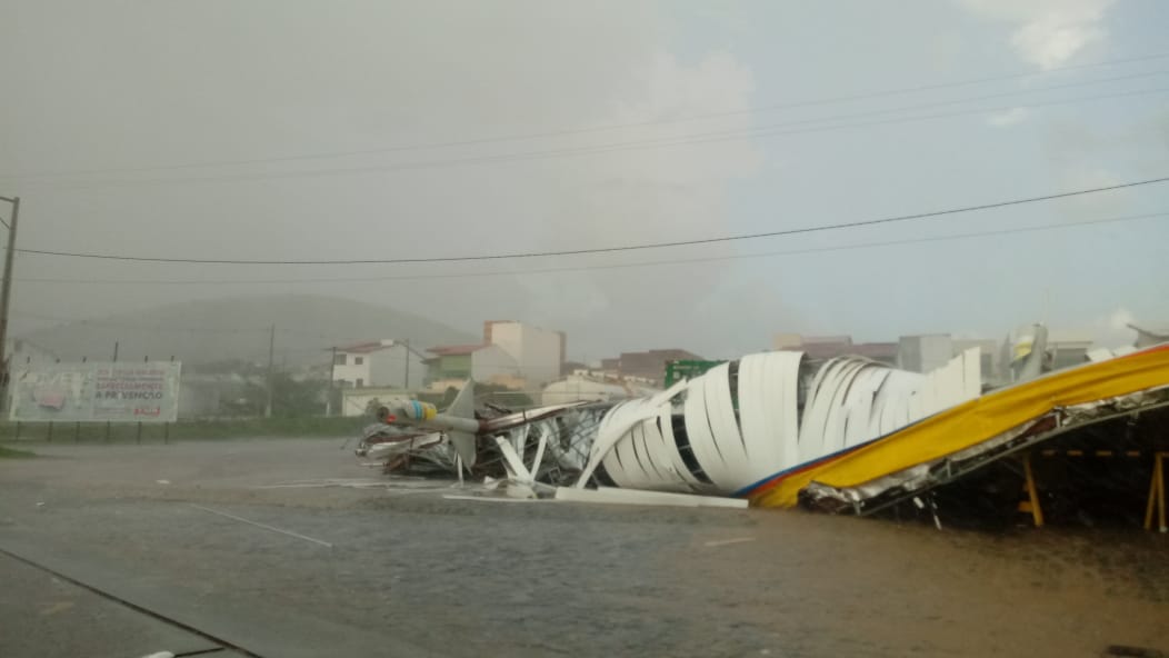 Temporal destrói parte de cobertura de posto de combustíveis e derruba 20 árvores