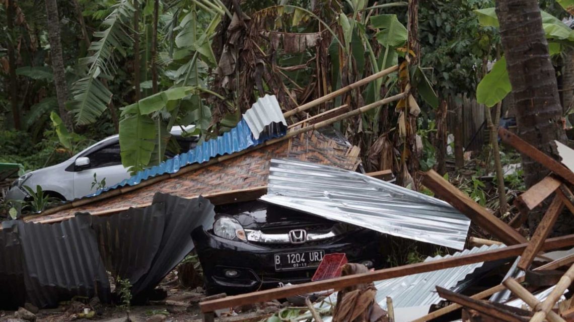 Tsunami deixa mais de 200 mortos e 800 feridos na Indonésia