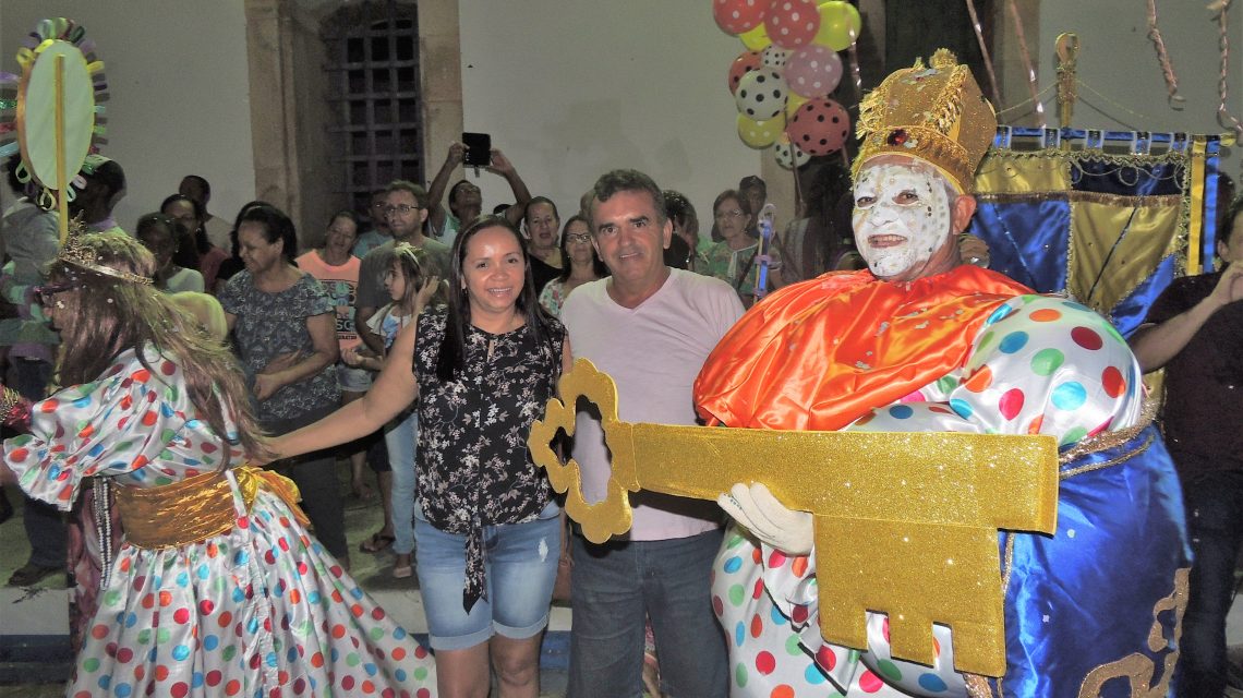 Prefeito entrega CHAVE da cidade de RIO DE CONTAS ao Rei Momo e CARNAVAL já AGITA os FOLIÕES