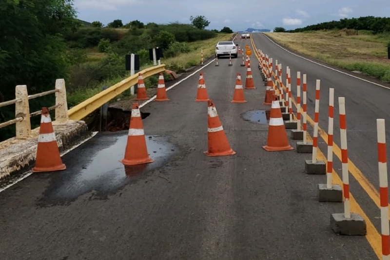 PONTE DESABANDO – Interditada parte da rodovia que liga Brumado a Livramento